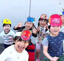 鬼のお面をかぶった子どもたち