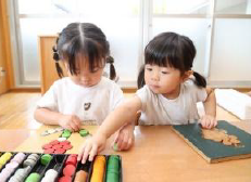 コイン遊びをする２歳児