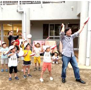 子どもとエイサーを踊る
