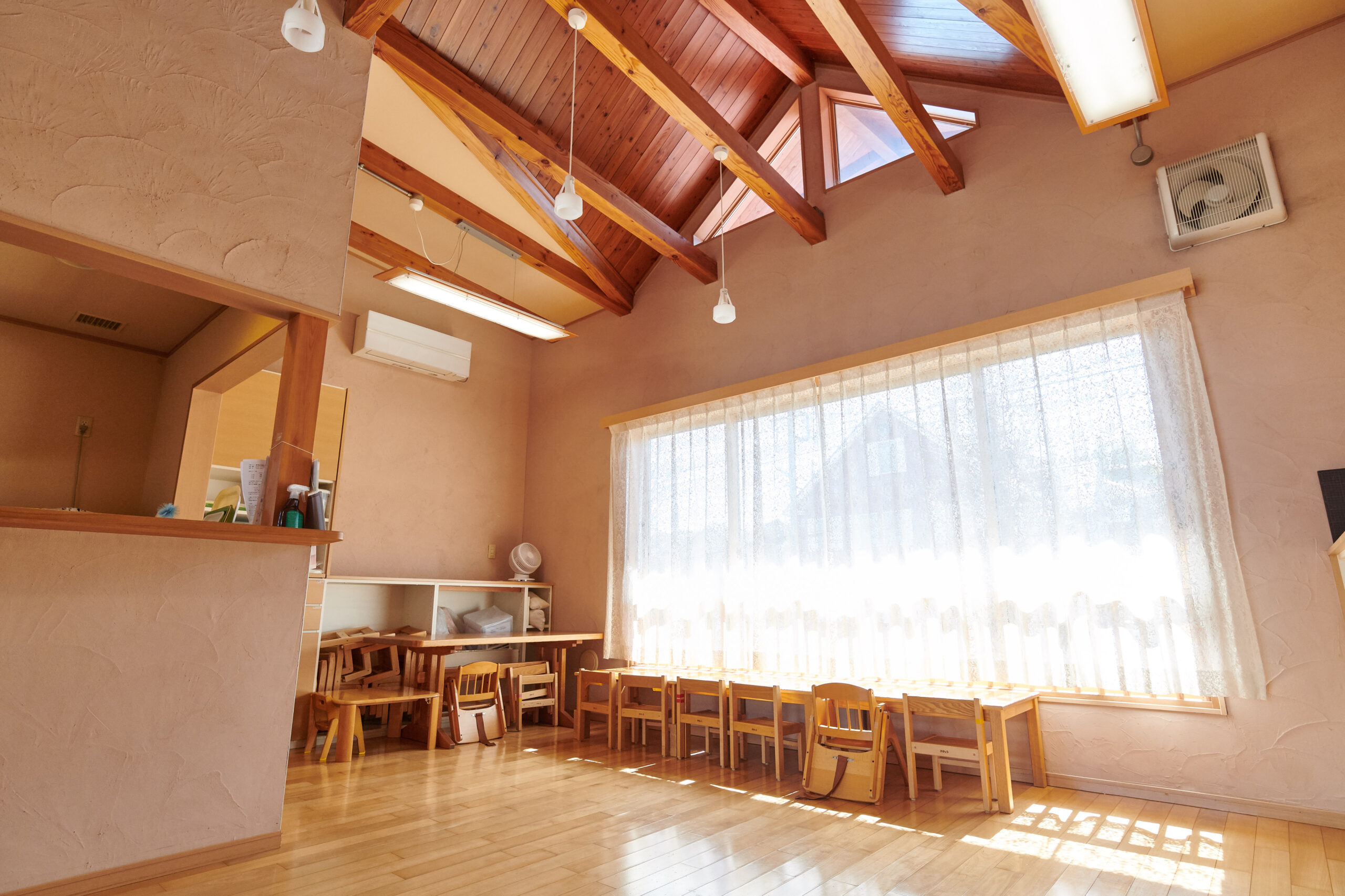 一時保育なのはなの室内写真、天井が高く、のびのびと遊べる空間