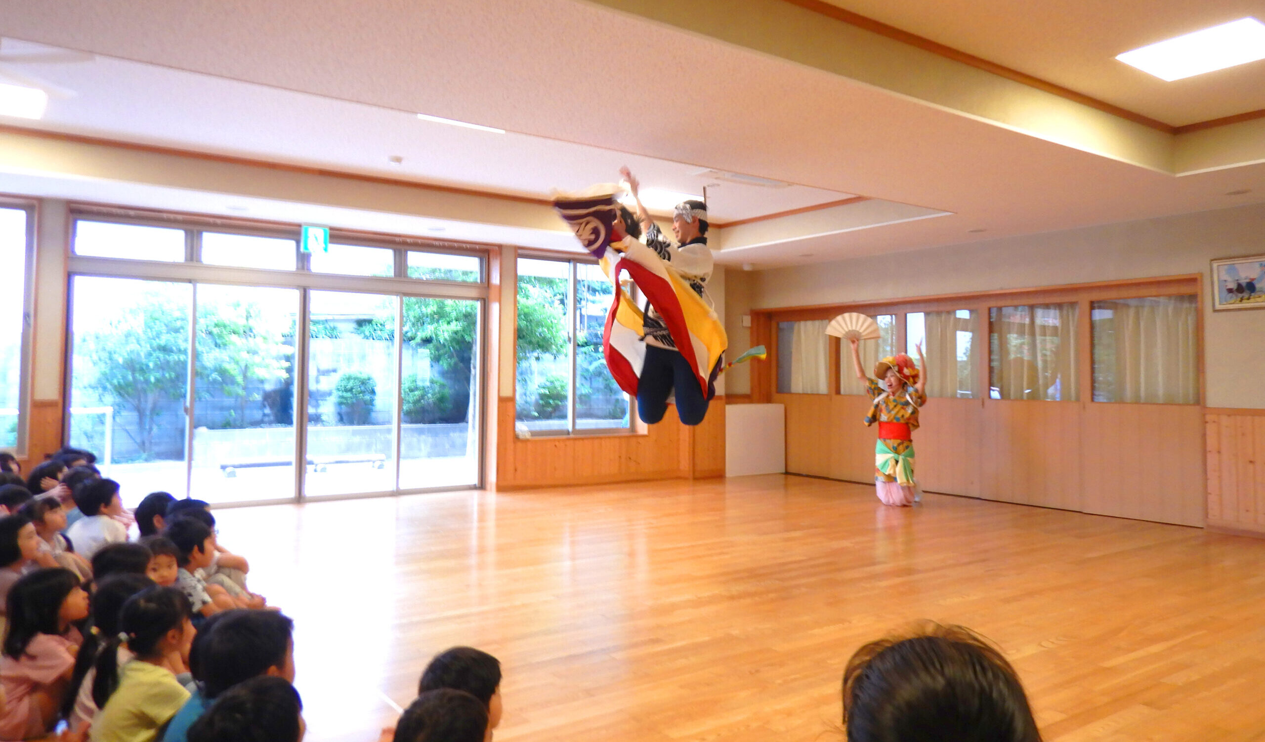 東北沢ききょう保育園で開催された講演を見る子供たち