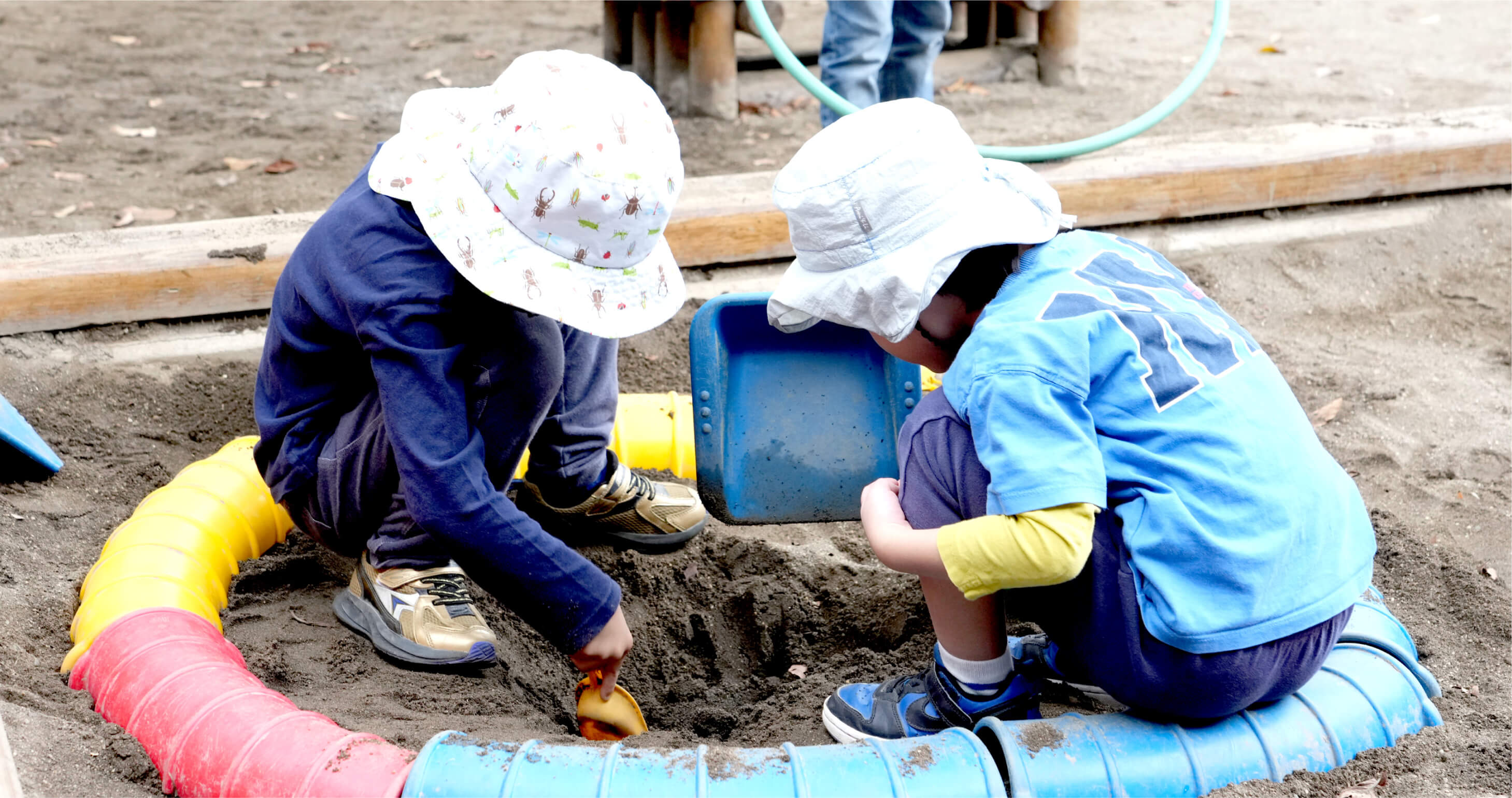 土遊びをする子供達の様子