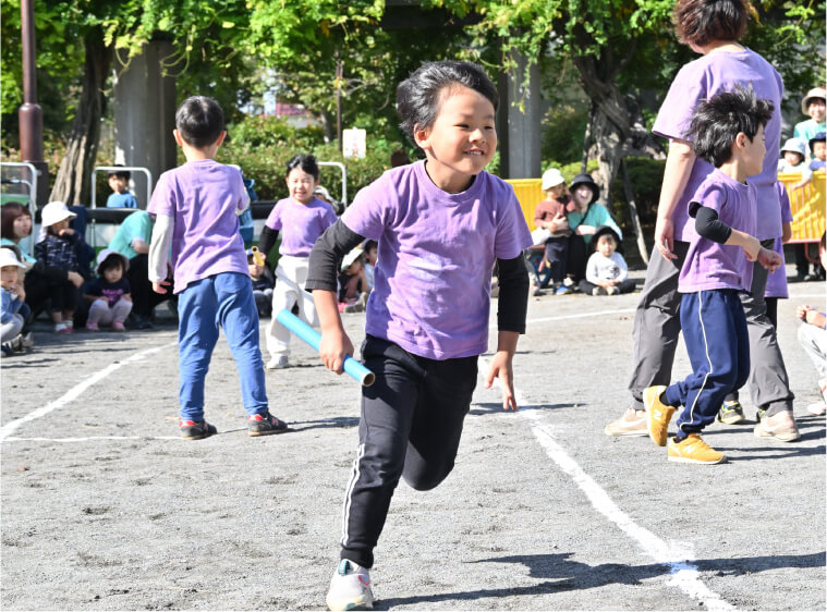 トラックを走る子どもたち