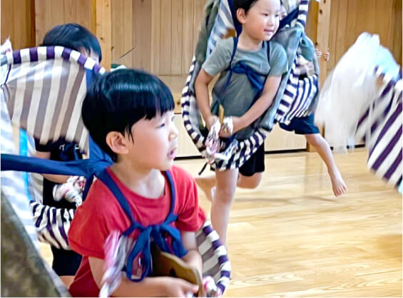 荒馬座の踊りを披露する子どもたち