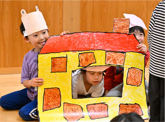 パーティーで手作りのおもちゃを使って笑い合う子どもたち