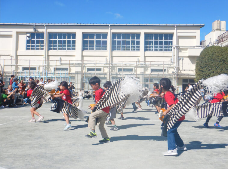 保護者に踊りを披露する子どもたち