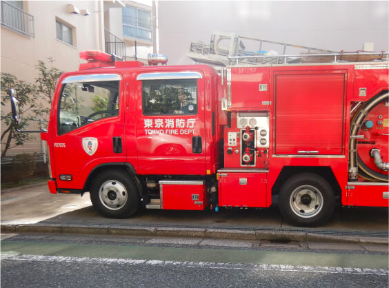 駐車場に停まっている消防車