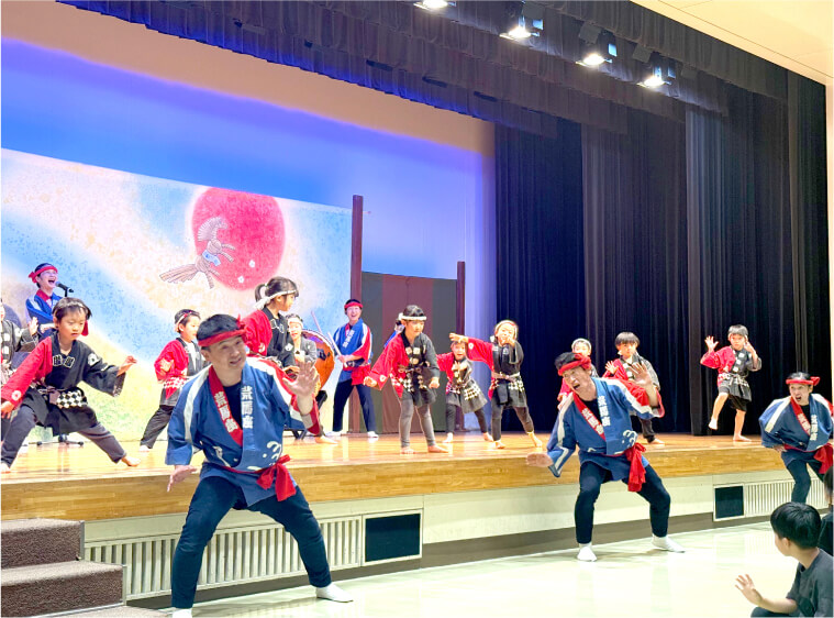 荒馬座の公演で演技を披露する子どもたち