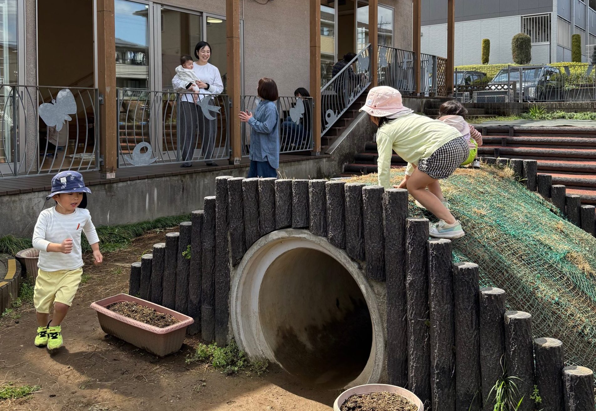 あじさい広場の園庭で遊ぶ子供たち