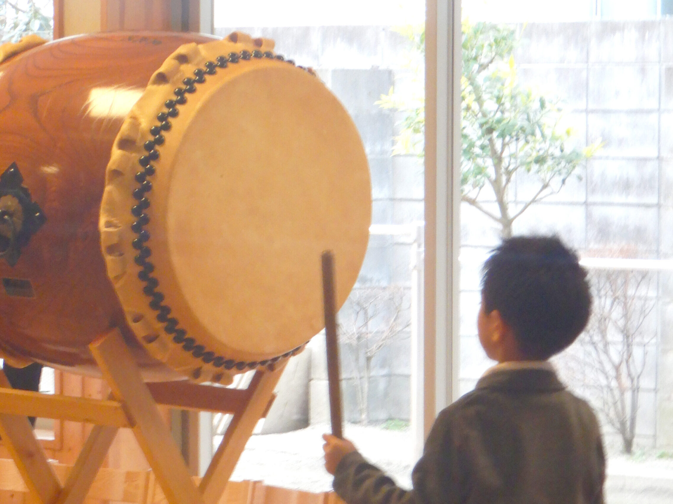 太鼓を叩く男の子