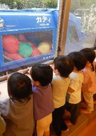 ゴミ収集車の中身をのぞく1歳児